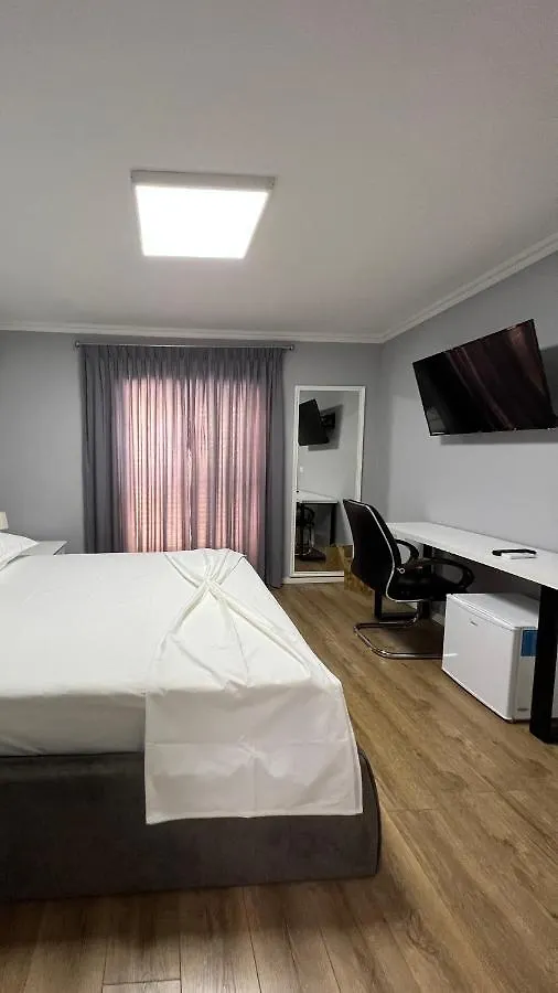 Vila 90 Boutique Hotel 地拉那